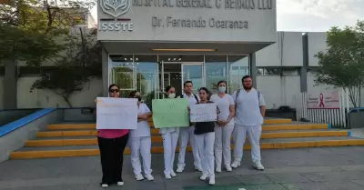 Enfermeros se manifiestan frente al Hospital del ISSSTE