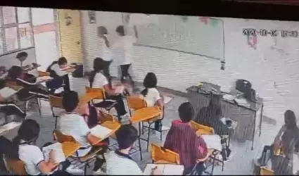 Momento en que estudiante apuala a maestra en escuela de Coahuila