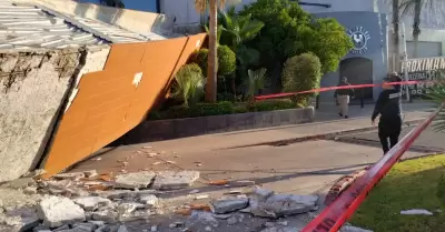 Derrumbe en fachada de edificio.