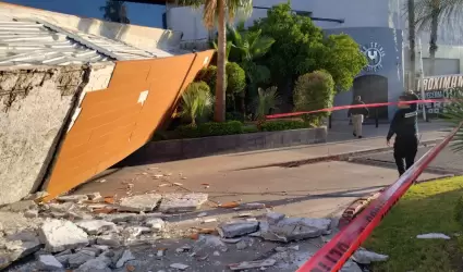 Derrumbe en fachada de edificio.