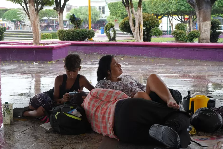 Tras cruzar el ro Suchiate, una familia se recuesta sobre piezas de cartn en un parque pblico, en medio de una tormenta en Chiapas.
