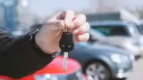 Hombre frente al auto nuevo y portando llaves, material de alta calidad de 4k