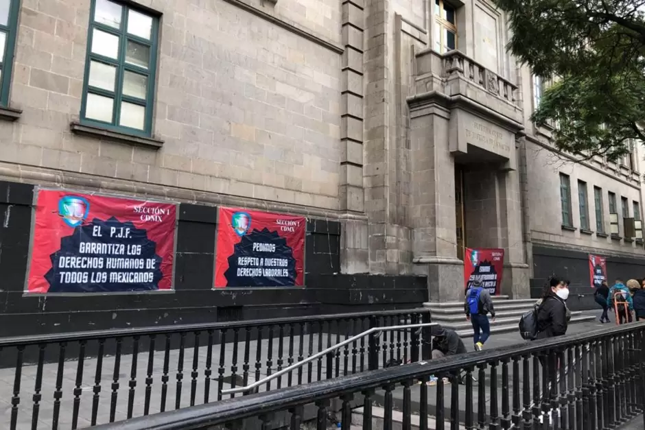 Trabajadores del Poder Judicial de la Federacin colocan mantas en la SCJN.