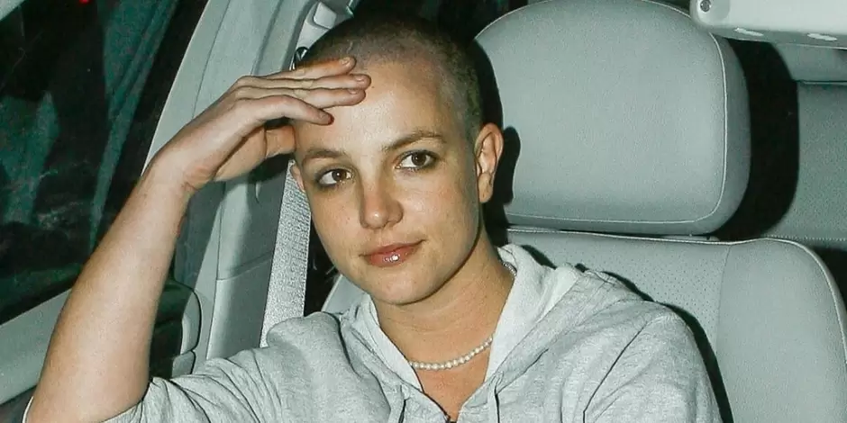 Britney-spears-se-rapa-la-cabeza-en-2007