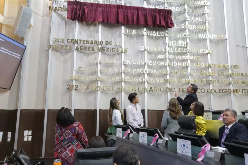 Develan letras doradas con el nombre de la primera diputada electa en Sonora