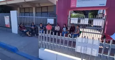 Padres de familia tienen cerrada la escuela secundaria Tcnica Estatal nmero 15