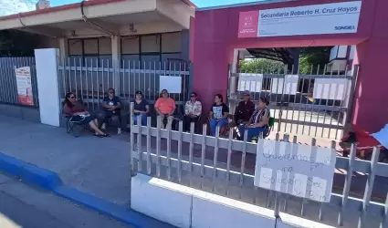 Padres de familia tienen cerrada la escuela secundaria Tcnica Estatal nmero 15