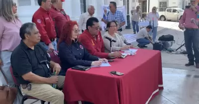 Integrantes del Frente Unido Ro Sonora se manifestaron frente al Palacio de Gob