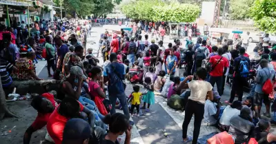 Haitianos hacen filas para poder iniciar el trmite de la visa humanitaria en Ta