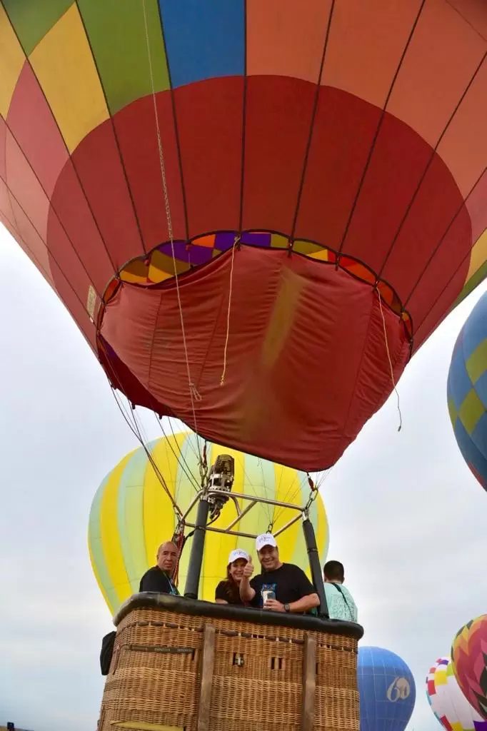 Antonio Astiazarn y su esposa pasean en globo