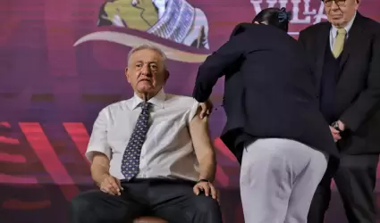 Vacunan contra Covid e influenza a Andrs Manuel Lpez Obrador