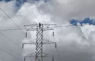 VIDEO: Hombre moviliza cuerpos de emergencia al subir a torre de la CFE