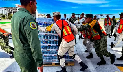 Militares trasladan vveres para damnificados de Acapulco