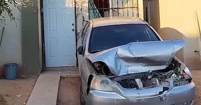 Hombre impacta auto estacionado en cochera