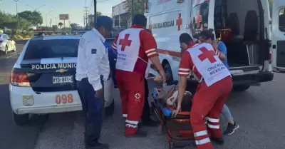 Policas municipales auxilian en el traslado de joven lesionada.