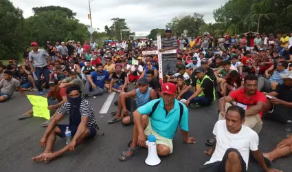 Migrantes de la caravana que parti de Tapachula bloquearon los accesos al Centr