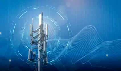 Torre de telecomunicaciones con transmisores 4G, 5G