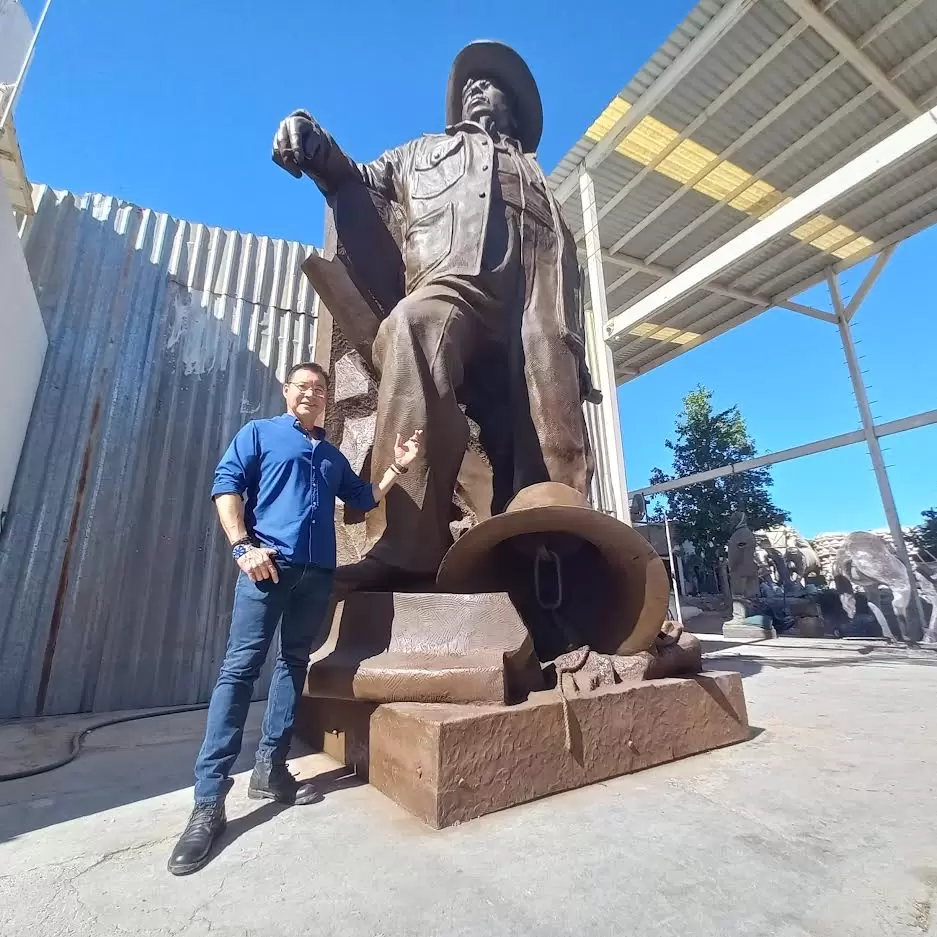 Marlon Balderrama, encargado de restaurar la estatua de Jess Garca.