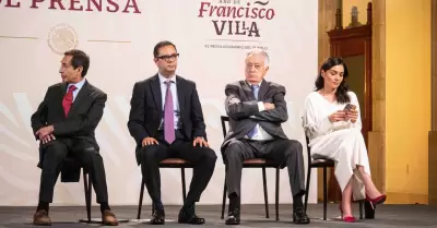 Funcionarios asistentes a conferencia de Lpez Obrador, entre ellos Manuel Bartl