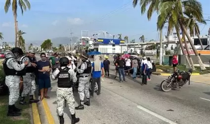 Damnificados realizan bloqueo para protestar por falta de apoyos