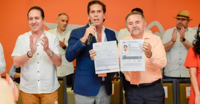 Registro de Roberto Palazuelos como precandidato al Senado