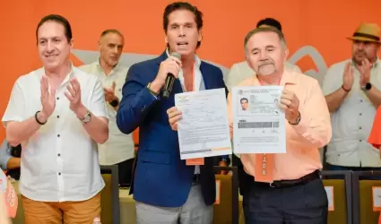 Registro de Roberto Palazuelos como precandidato al Senado