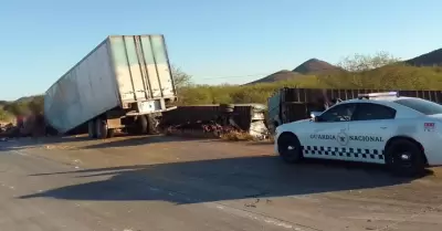 Choque de trileres en carretera Guaymas-Hermosillo