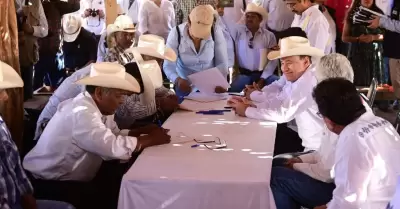 Firma del ttulo de transferencia del Distrito de Riego 018 a la etnia yaqui