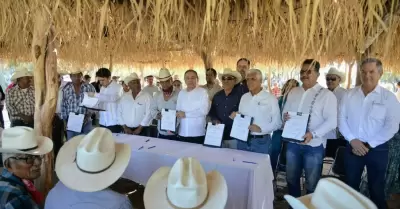 Firma del ttulo de transferencia del Distrito de Riego 018 a la etnia yaqui