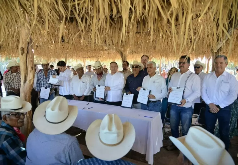 Firma del ttulo de transferencia del Distrito de Riego 018 a la etnia yaqui