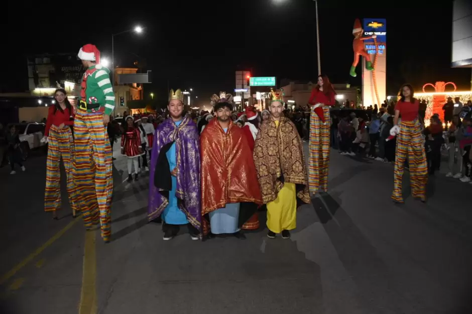 Grupo Uniradio celebra en Navojoa la edición 13 del tradicional desfile navideño