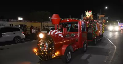 Grupo Uniradio celebra en Navojoa la edición 13 del tradicional desfile navideño