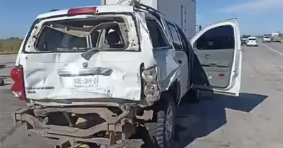 Camin de carga choca por alcance con camioneta Durango de modelo reciente