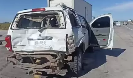 Camin de carga choca por alcance con camioneta Durango de modelo reciente