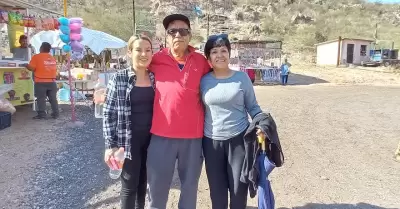 Familia peregrina hacia el Cerro de la Virgen.