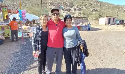 Familia peregrina hacia el Cerro de la Virgen.