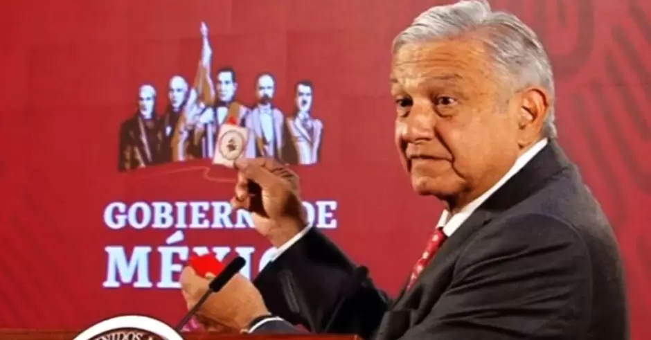 AMLO mostrando su "Detente" anticovid en "la maanera"