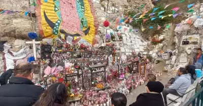 Devotos asisten al cerro de la Virgen