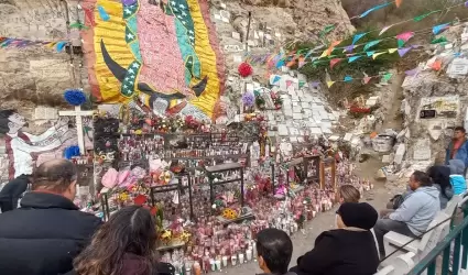 Devotos asisten al cerro de la Virgen