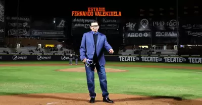 Fernando Valenzuela recibe homenaje en el estadio que lleva su nombre.