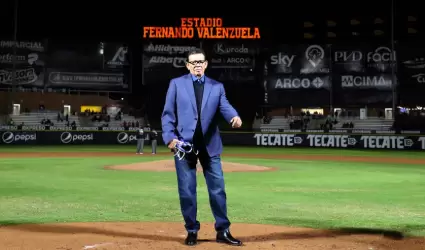 Fernando Valenzuela recibe homenaje en el estadio que lleva su nombre.