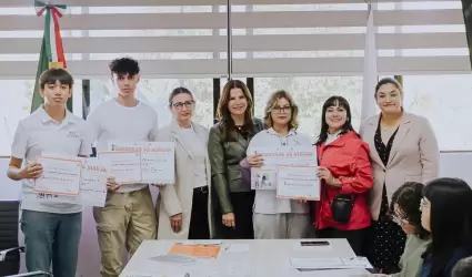 Premia Ayuntamiento a ganadores de concurso de dibujo