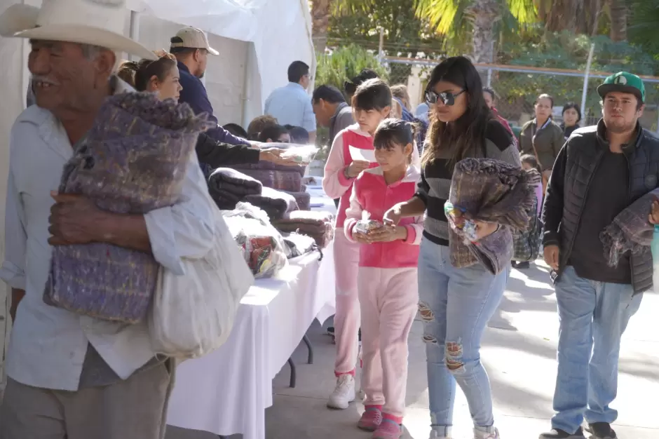 Entrega de cobijas en Navojoa