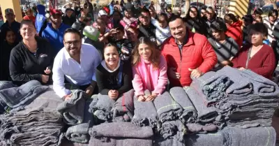 Entrega de cobijas y despensas en municipios de Sonora