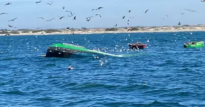 Barco atunero volcado