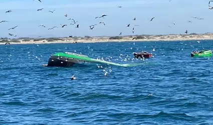 Barco atunero volcado