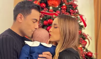 Carlos Rivera y Cynthia Rodrguez con su hijo Len.