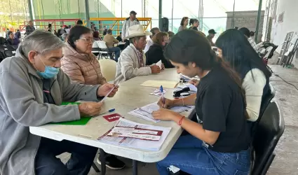 Entrega de tarjetas a nuevos beneficiarios de Pensin de Bienestar