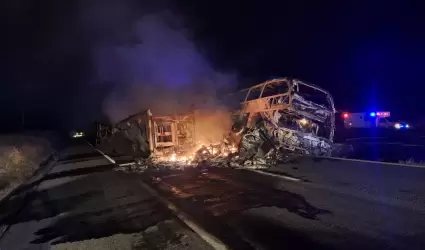 Autobús con 37 pasajeros se impactó contra un tráiler y se incendió en la Maxipi