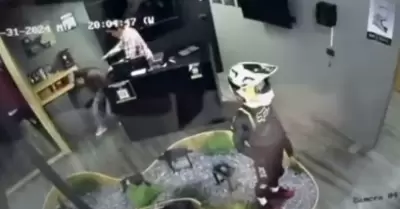 Gerente de tienda golpea a puñetazos y patadas a una empleada